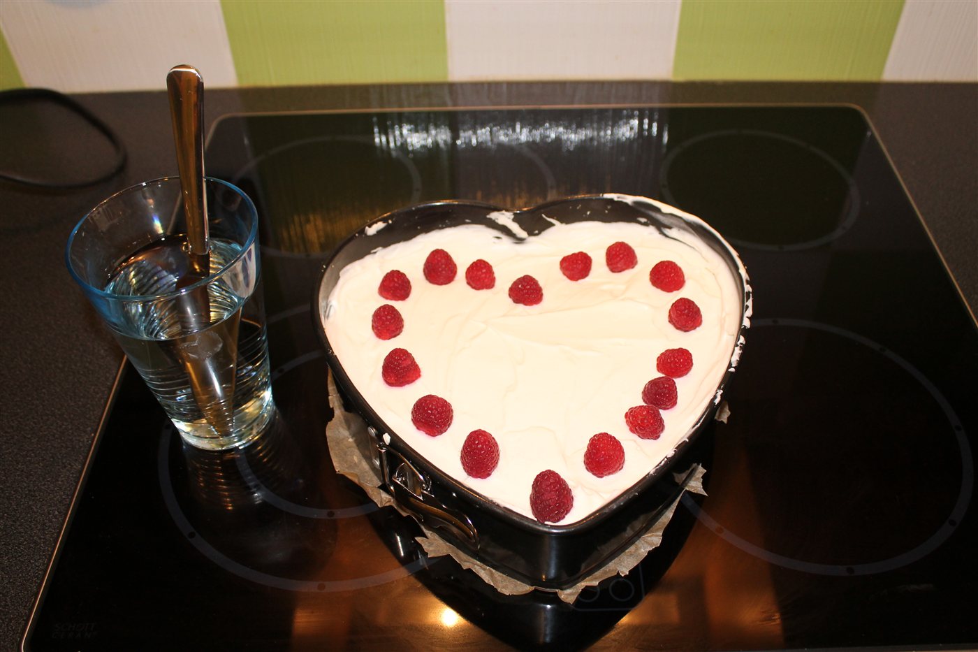 Mit Himbeeren dekorieren
